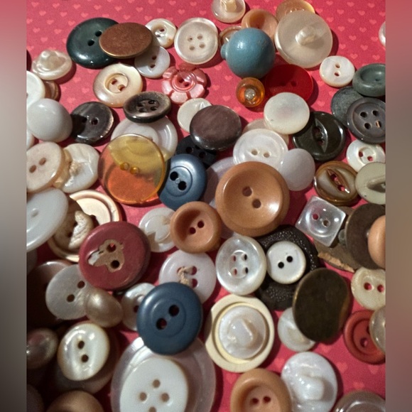 Lot of Vintage Christmas Color Themed Buttons in tin - Picture 3 of 13